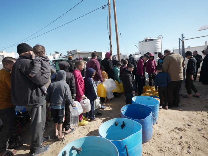 Fordrevne mennesker i Rafah i det sydlige Gaza bruger de nyinstallerede afsaltningsanlæg, som Oxfam og lokale partnere har leveret. Disse enheder giver rent drikkevand gratis uden risiko for forurening.